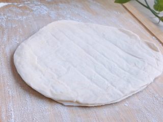 1、香肠飞饼卷,两张飞饼叠在一起