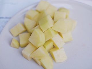2、玉米咖喱饭,土豆削皮切小块～