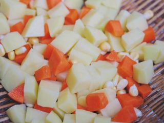 7、玉米咖喱饭,十分钟后，把土豆胡萝卜捞出沥干水～