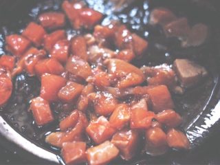 8、玉米咖喱饭,热锅放适量食用油，烧至七成热，小火倒入鸡胸肉翻炒