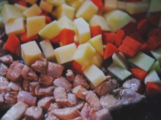 9、玉米咖喱饭,待鸡胸肉炒至变色，倒入土豆和胡萝卜