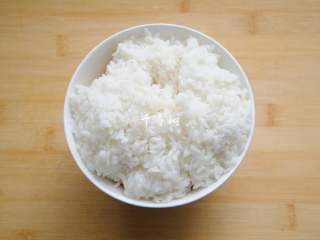 1、香菇鸡丁胡萝卜蛋炒饭 有菜有肉营养丰富的快手宝宝餐,米饭一小碗备用，用来炒的米饭最好不那么黏，稍微松散些比较好炒。