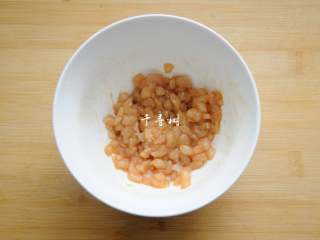 4、香菇鸡丁胡萝卜蛋炒饭 有菜有肉营养丰富的快手宝宝餐,鸡胸肉切丁后用少许的盐和料酒腌制上10分钟，一是入入味儿，二是可以去去腥。