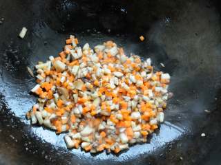 7、香菇鸡丁胡萝卜蛋炒饭 有菜有肉营养丰富的快手宝宝餐,锅内重新放油，下入香菇丁和胡萝卜丁，炒到香菇味出来，胡萝卜断生。