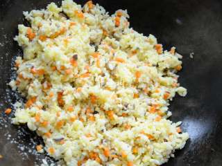 8、香菇鸡丁胡萝卜蛋炒饭 有菜有肉营养丰富的快手宝宝餐,倒入拌好鸡蛋的米饭大火开炒。