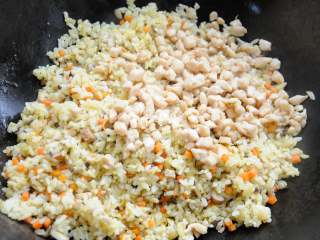 9、香菇鸡丁胡萝卜蛋炒饭 有菜有肉营养丰富的快手宝宝餐,炒至米饭散开，倒入炒好的鸡胸肉丁，撒1小勺盐翻匀就可以出锅了。