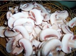 3、奶油蘑菇鸡肉饭,蘑菇洗净，切成片