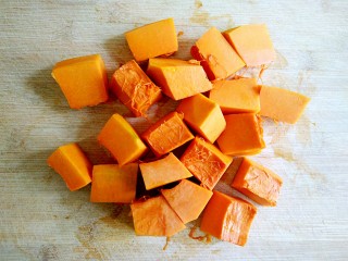 2、做饼+南瓜饼,把南瓜去皮切块状。