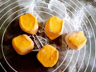 9、做饼+南瓜饼,揉成粘稠度适中的面团。