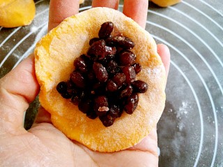 11、做饼+南瓜饼,填上蜜豆馅。