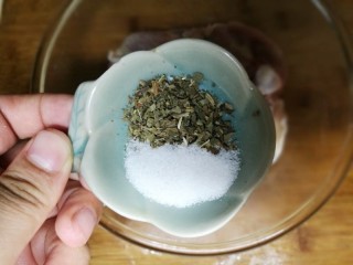 2、法式脆皮烤烤鸡,取一半盐还有一小撮罗勒，放到盛鸡腿的盘子里