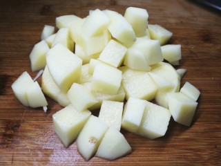 4、法式脆皮烤烤鸡,腌肉的同时，切土豆。切的块不要太大 不好熟