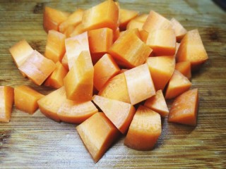 6、法式脆皮烤烤鸡,胡萝卜也切块