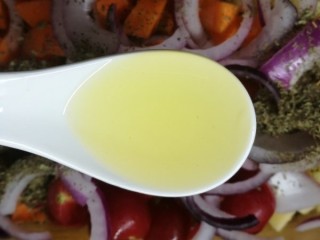 9、法式脆皮烤烤鸡,再来2勺橄榄油(没有橄榄油用普通油也行)和剩下的盐再次搅拌均匀。