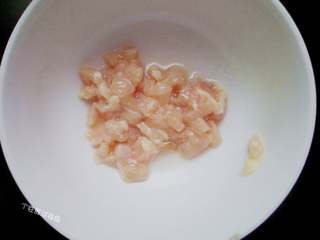 2、蛋皮饭卷,鸡肉切成小丁，用料酒、黑胡椒粉腌制10分钟