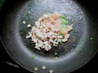 4、蛋皮饭卷,锅内放少许油放葱爆香，放入鸡肉丁划炒