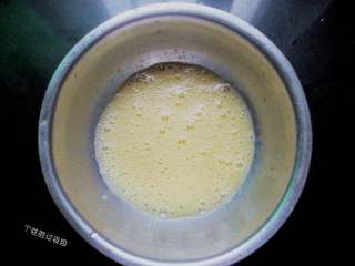 7、蛋皮饭卷,把鸡蛋倒入碗中打散