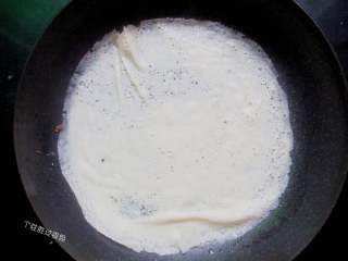 8、蛋皮饭卷,等到不粘锅微热后倒入蛋液、晃动锅子摊成蛋饼盛出