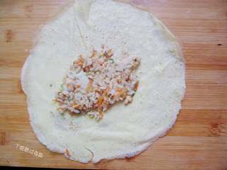 9、蛋皮饭卷,将炒好得米饭放在蛋皮上