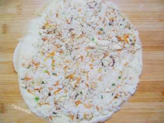 10、蛋皮饭卷,按压紧实