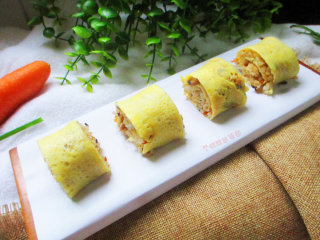 13、蛋皮饭卷,最后在摆好的盘子上，可以挤点番茄酱点缀更有滋味