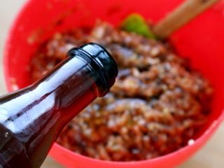 2、抱蛋煎饺,5.将芹菜木耳和拌好料的鸡肉泥统统拌在一起，最后倒入10克葱油和10克香油拌匀，馅料就调好了。