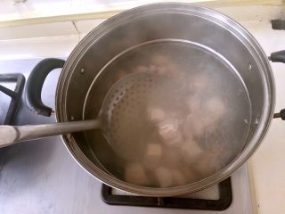 2、卤肉饭,五花肉切块后焯水