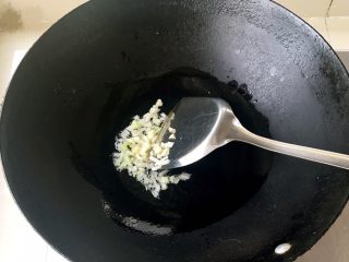 9、卤肉饭,锅里放少许油，倒入切碎的葱蒜碎