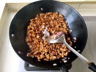 14、卤肉饭,加入几块冰糖