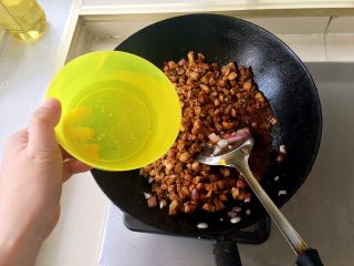 15、卤肉饭,倒入水，没过肉