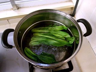 21、卤肉饭,油菜洗净焯水