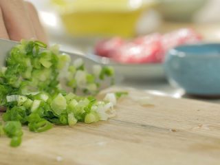 3、宝宝版牛肉肠粉,小葱切花。不喜欢葱的，可以换成玉米、生菜等，同样切碎。