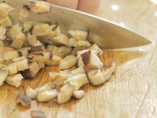 4、宝宝版牛肉肠粉,泡好的香菇切丁。也可以用新鲜香菇，不过干香菇调汁儿会更加入味。