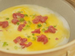 10、宝宝版牛肉肠粉,淋入一小勺蛋液和一小把肉糜，还有蔬菜。肠粉的馅料可以自由搭配，尽量保证有肉有蛋有菜，味道和营养都更好。唯一要注意的是不要太贪心，放太多的话后