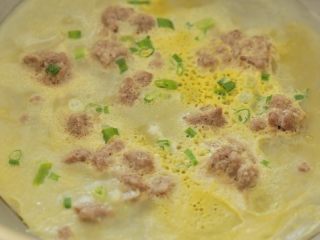 11、宝宝版牛肉肠粉,盖上盖子，继续大火蒸3～4分钟。蒸肠粉的全程要保持大火，开盖后看到有大泡泡消下去，说明完全蒸熟了。