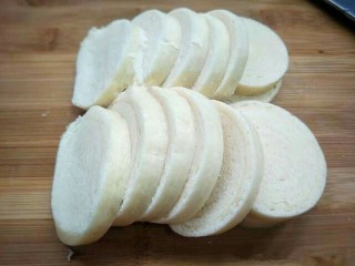 2、黄金馒头盒子,馒头切片连着切2刀后切断，底部不要切断。