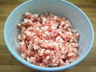 3、黄金馒头盒子,准备适量肉馅。