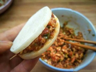 6、黄金馒头盒子,将腌制好的肉馅加在馍片之间。不用加太满。