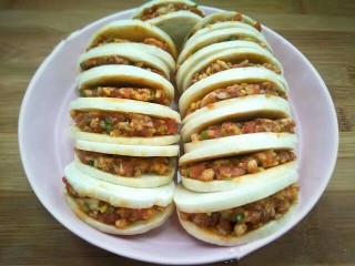 7、黄金馒头盒子,把馒头片都夹好肉馅。