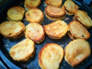 9、黄金馒头盒子,电饼铛刷少许油，油热后，把馒头片放入，煎至两面金黄即可。