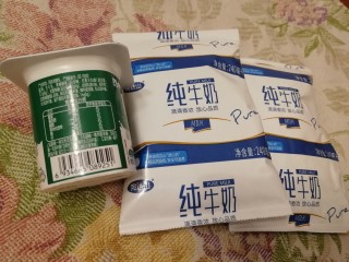 1、手工酸奶,纯牛奶2袋，原味酸奶1杯