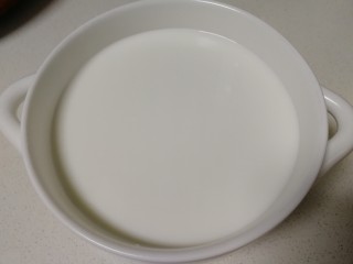 2、手工酸奶,牛奶倒入大碗里。