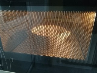 3、手工酸奶,微波炉加热1分30秒。