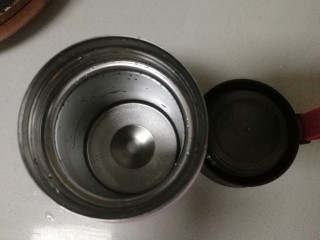 4、手工酸奶,提前把焖烧杯用开水冲洗干净。