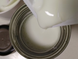 6、手工酸奶,倒入室温的酸奶，搅拌均匀。