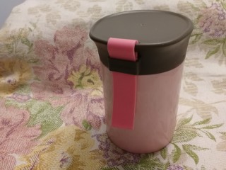 7、手工酸奶,盖上盖子，大约9个小时。（晚上做早起就可以喝到原味纯酸奶了）