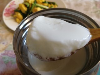 9、手工酸奶,自己做的酸奶不同于买的，质地非常浓稠。