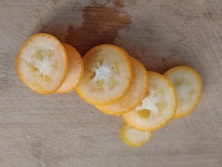 12、手工酸奶,切一个金橘。