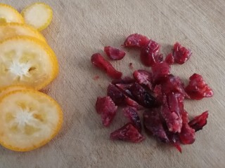 13、手工酸奶,再把蔓越莓切两刀。