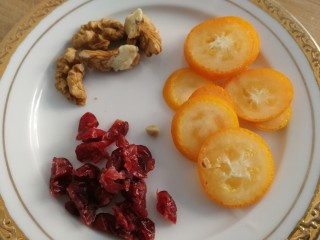 14、手工酸奶,剥一个核桃仁。